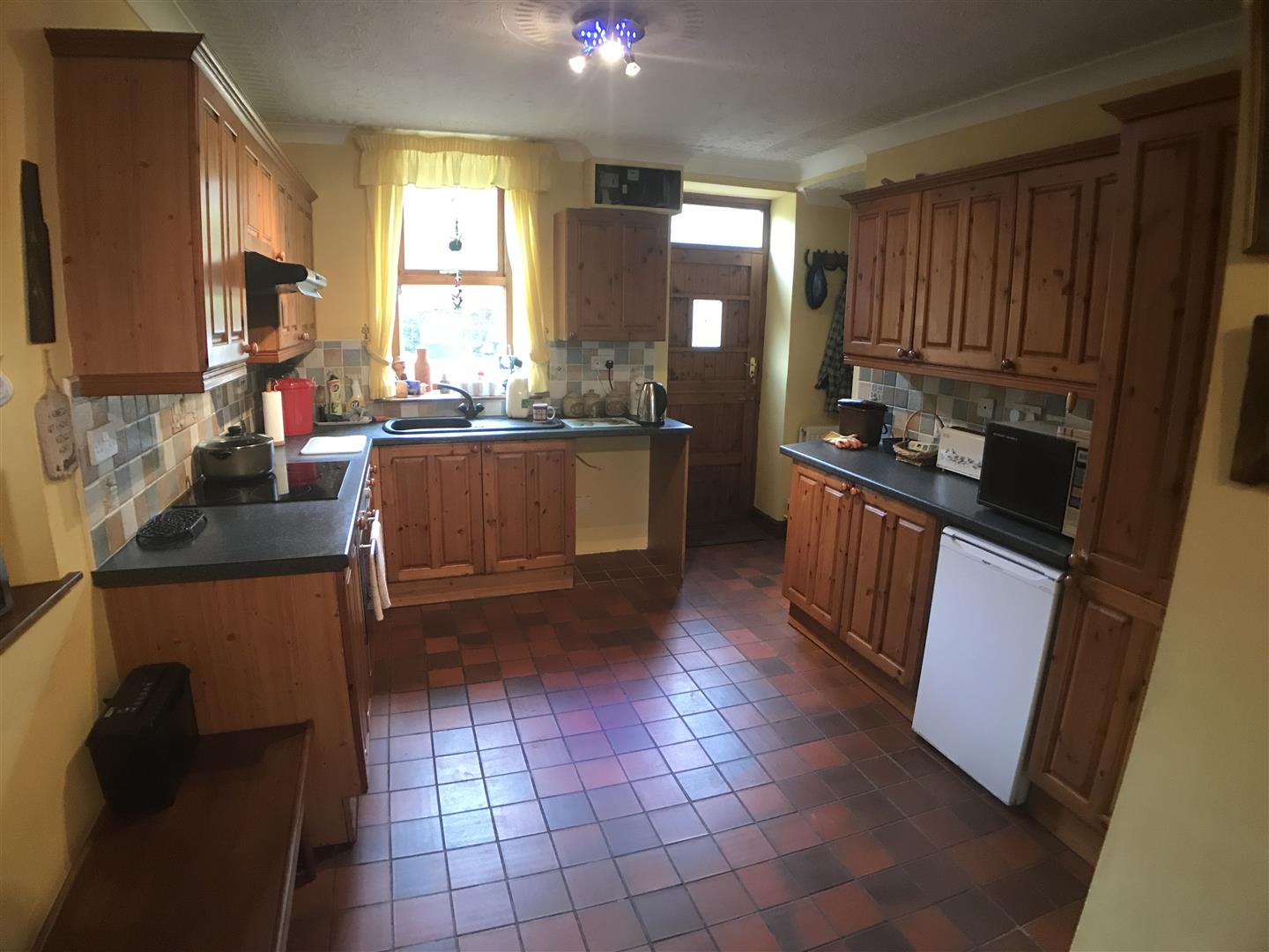 KITCHEN/DINING ROOM